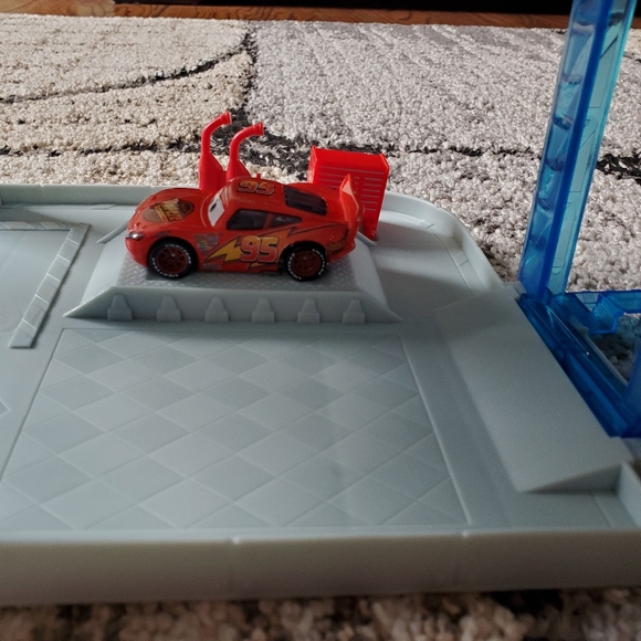 Disney Pixar Cars Piston Cup Garage Playset and 3 Pixar Cars - Picture 10 of 16